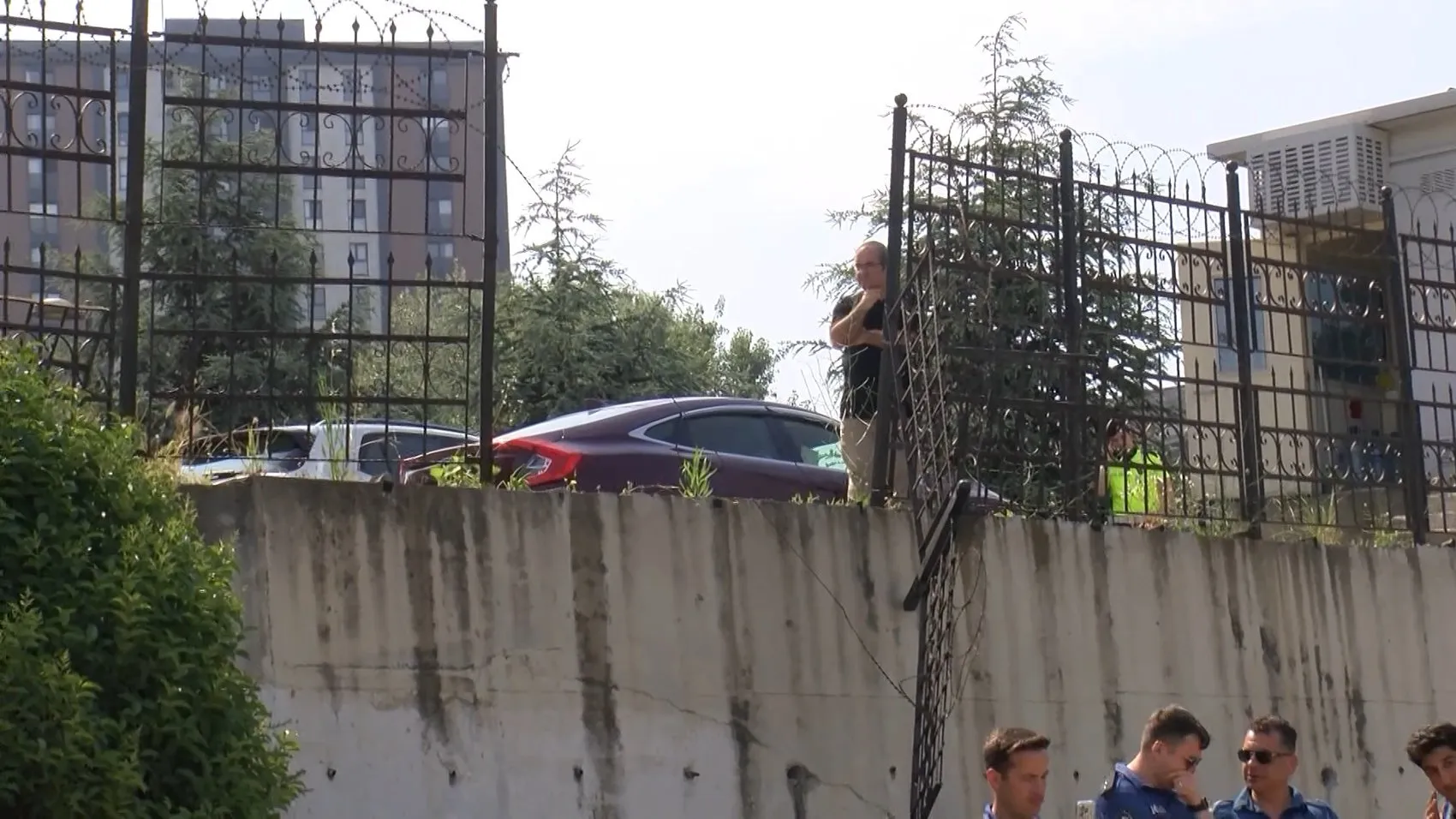 Adliye otoparkında kaza yapan hakimin aracı iki metreden aşağı uçtu