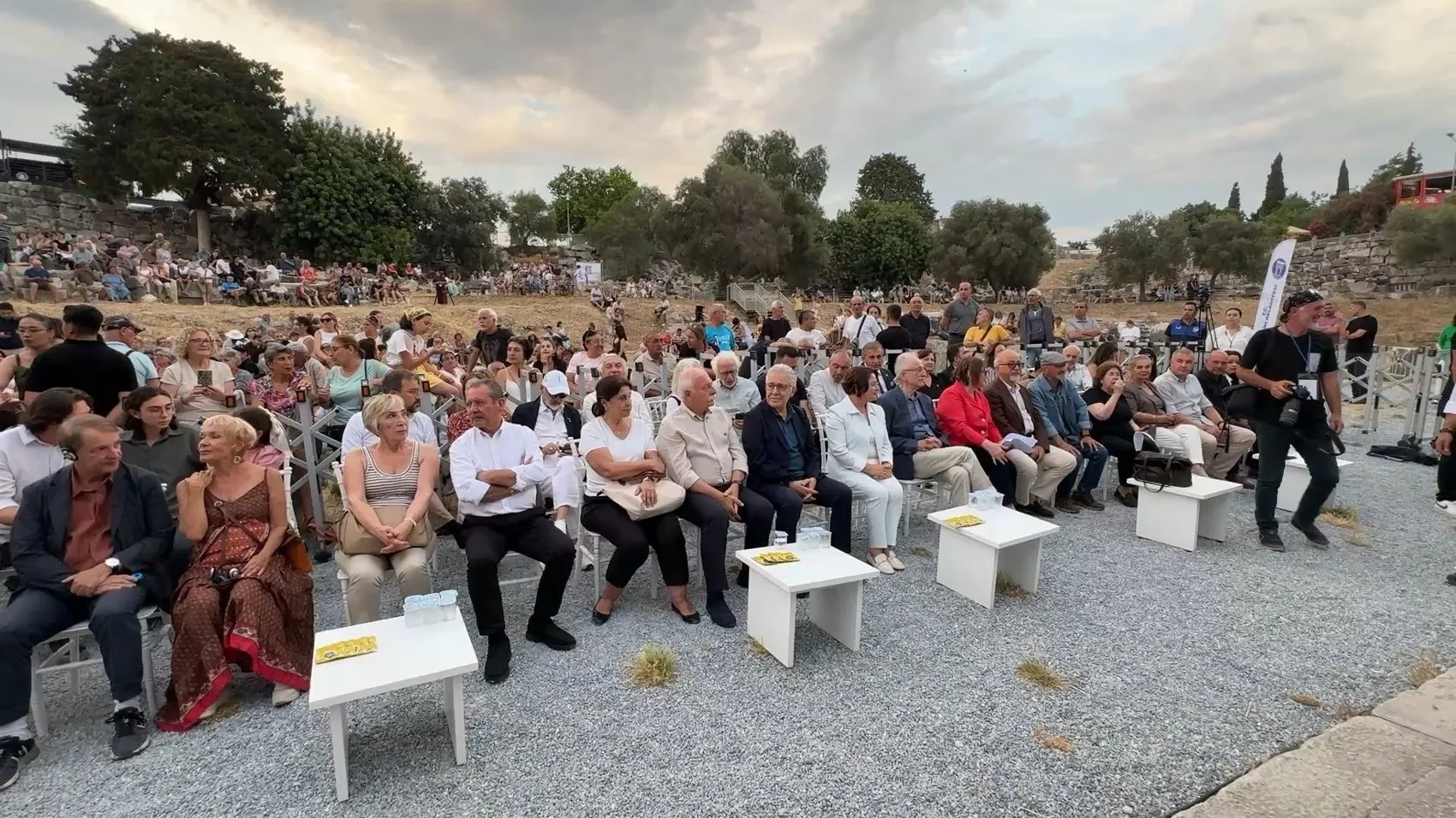 Zülfü Livaneli yaş gününü Apollon Tapınağı’nda edebiyatla kutladı