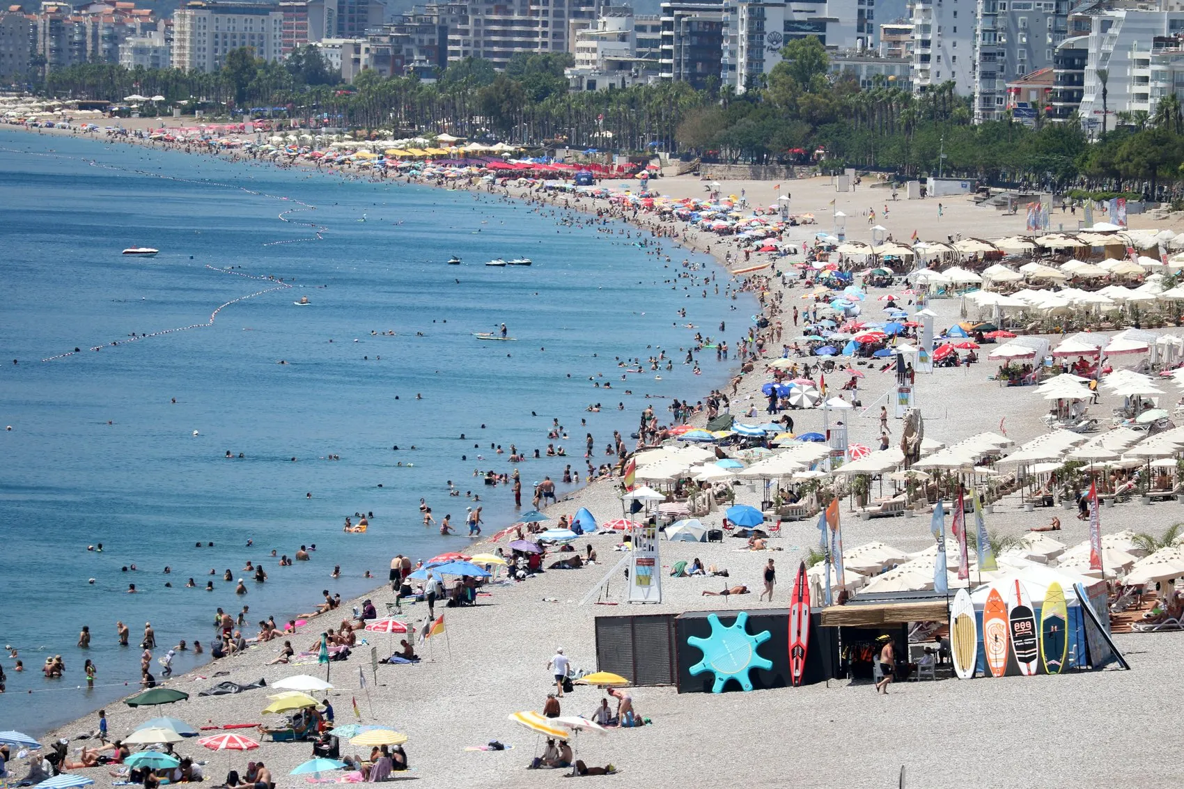 Antalya kavurucu sıcakla tanıştı sahillere hücum başladı