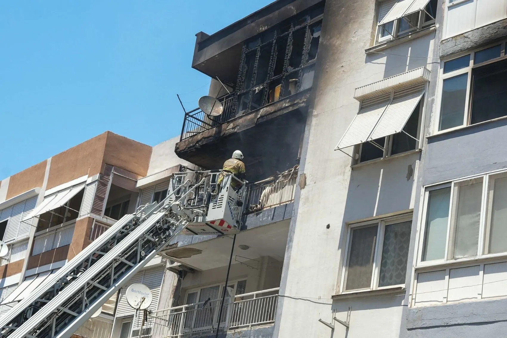 İzmir Karabağlar’da apartman yangını paniği