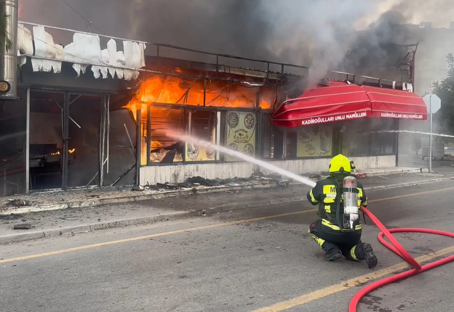Mersin'de bir fırın yangınla küle döndü