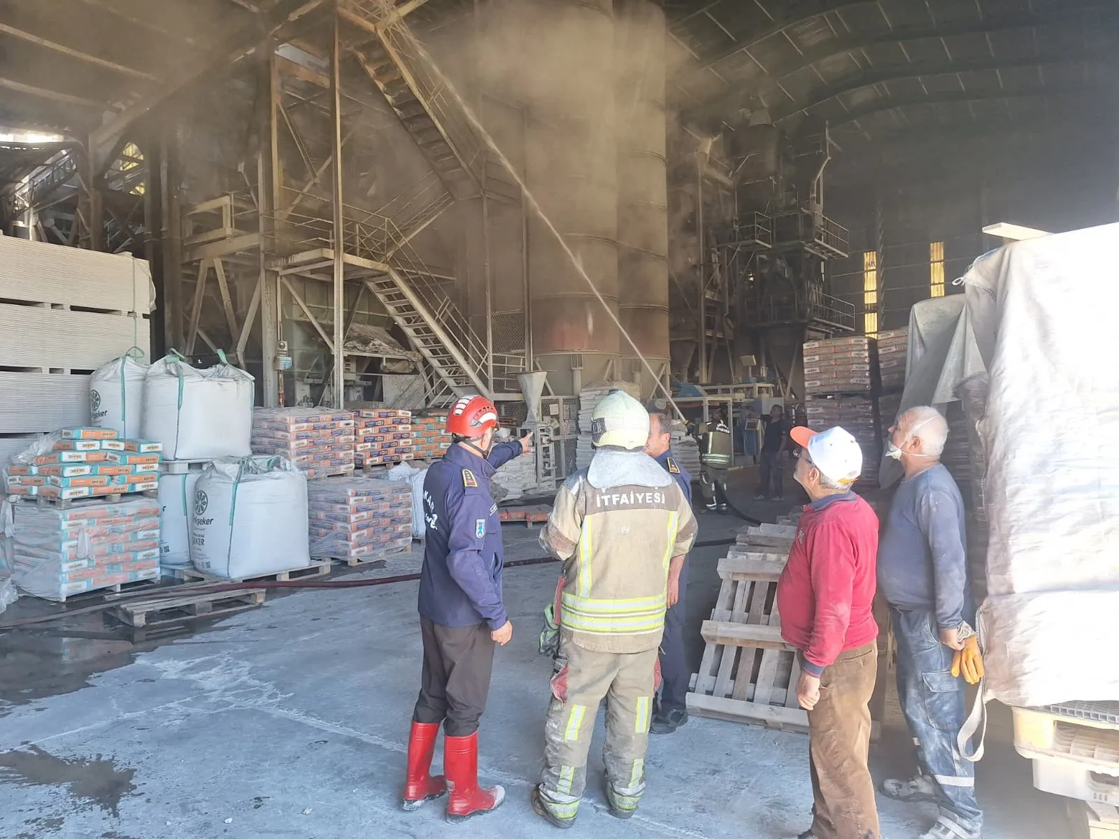 Gölbaşı’ndaki alçı fabrikasında kaynak kıvılcımları yangın çıkardı