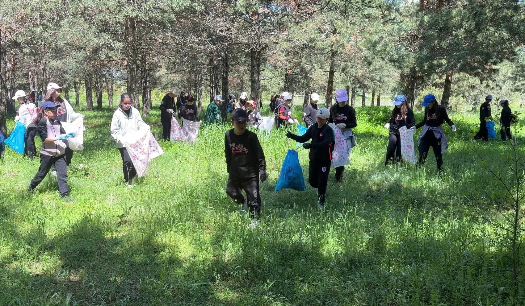 Erzurumlu öğrenciler kampüste temizlik hareketine katıldı