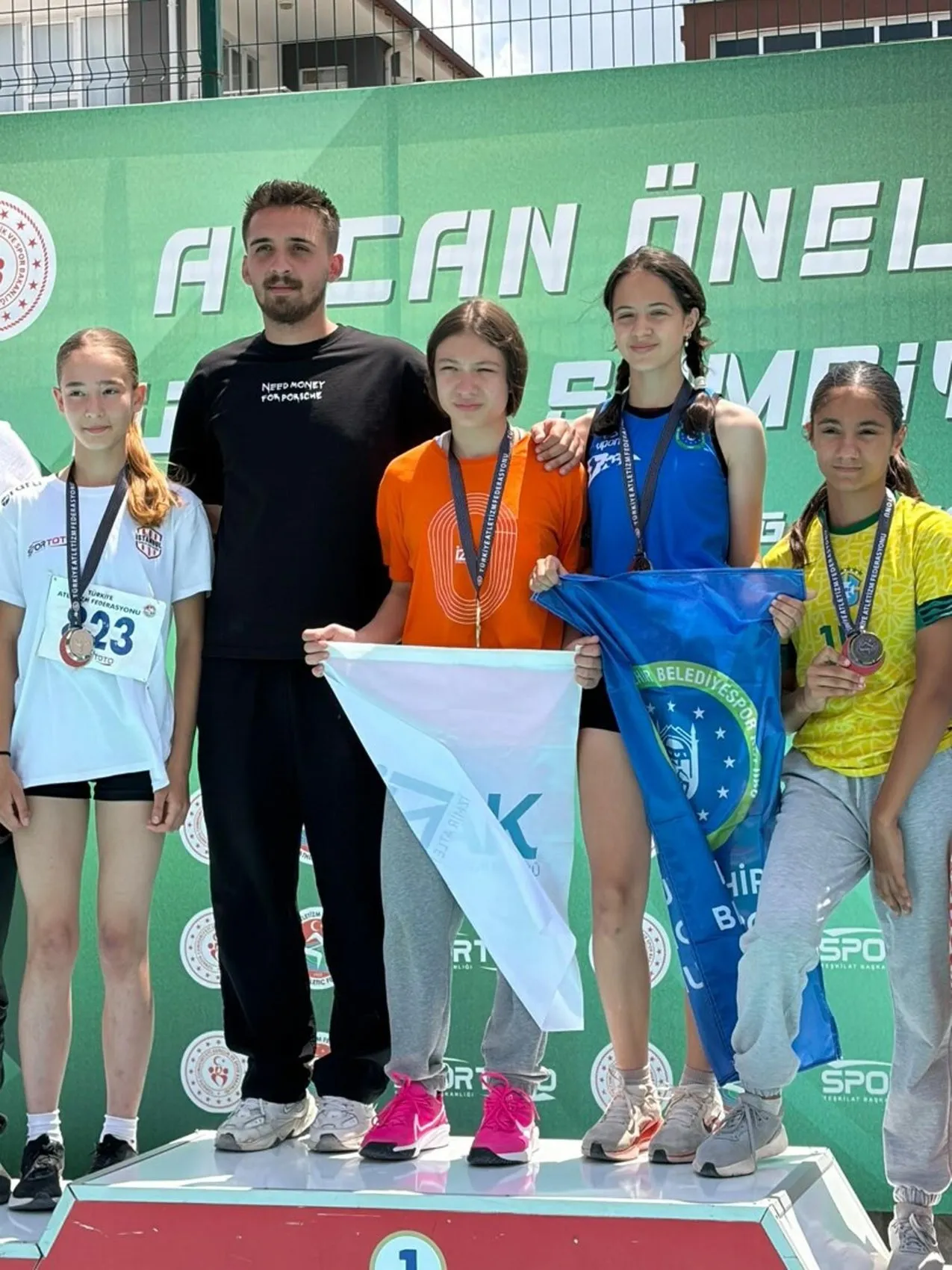 İzmirli Elif engel tanımıyor İki altın madalyayla zirveye yerleşti