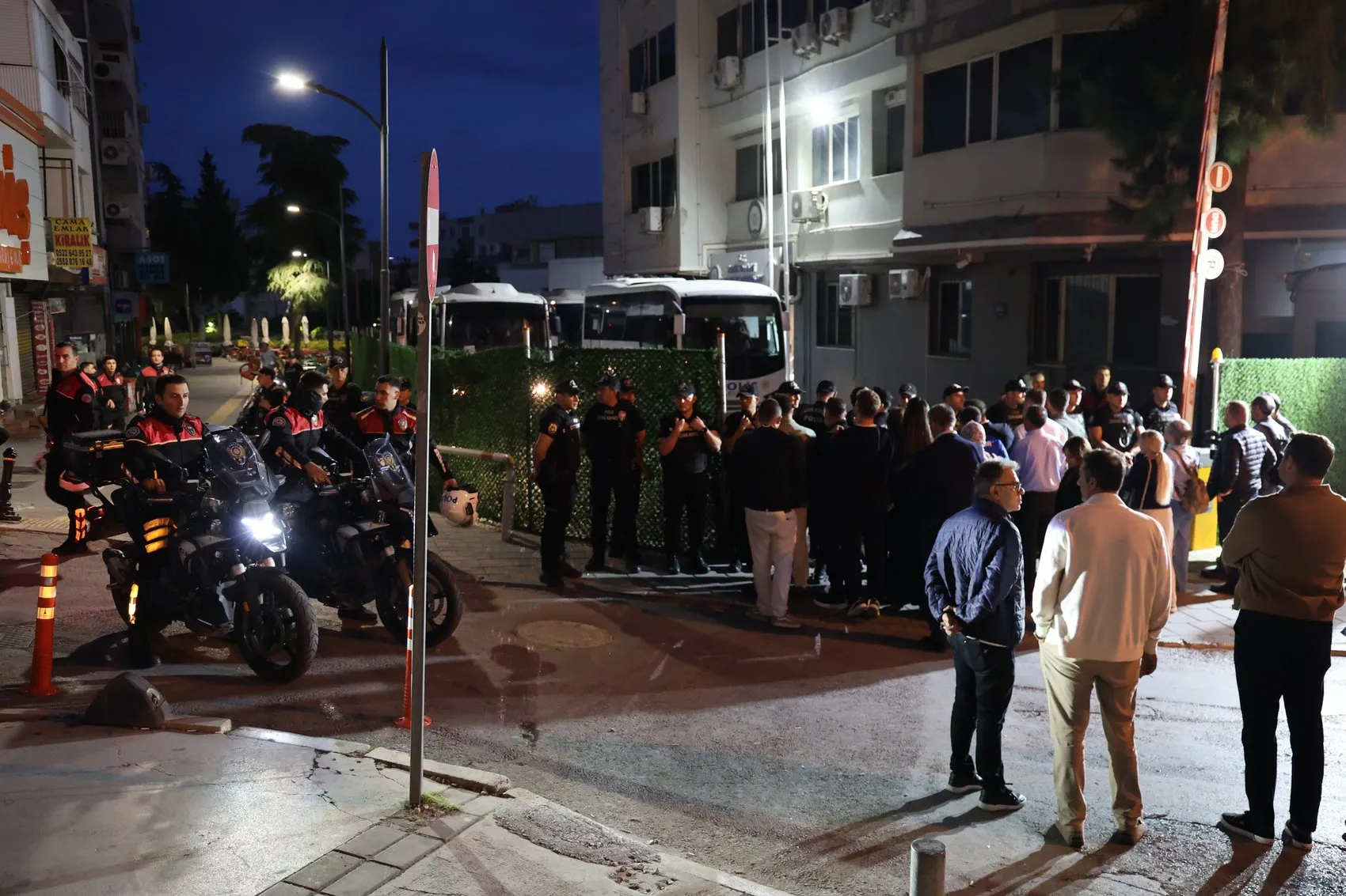 Buca Belediyesi operasyonunda 54 kişi hakim karşısına çıkıyor