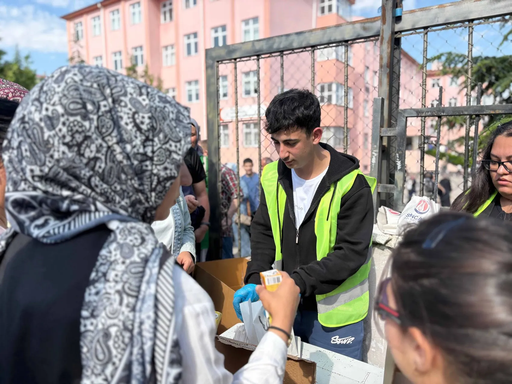 Sincan'da sınav günü belediyeden öğrencilere kahvaltı desteği