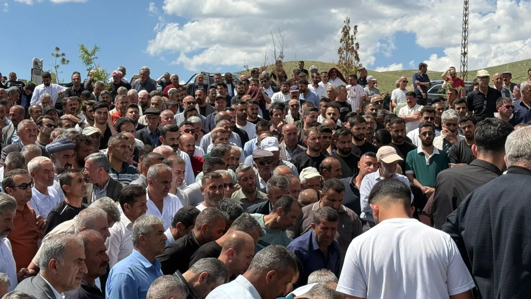 Yüksekova'da minibüs ve kamyon çarpıştı 3 kişi hayatını kaybetti