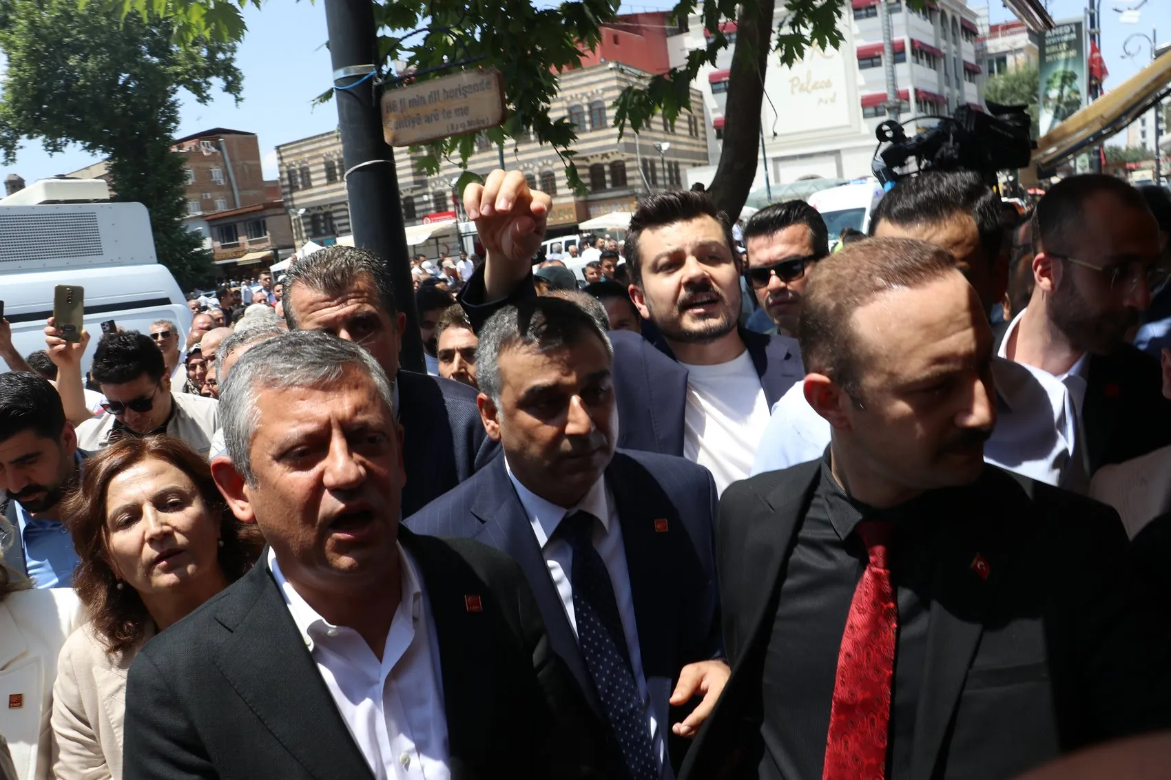 Özgür Özel Diyarbakır'da sokak siyasetini işaret etti