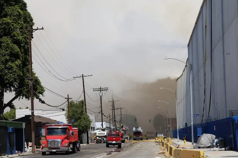 Los Angeles’ta günlerce sönmeyen dev yangın acil durum ilan ettirdi
