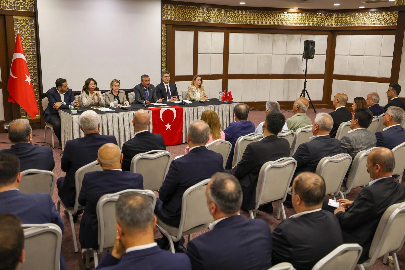 Özgür Özel'den CHP il başkanlarına sahip çıkma çağrısı