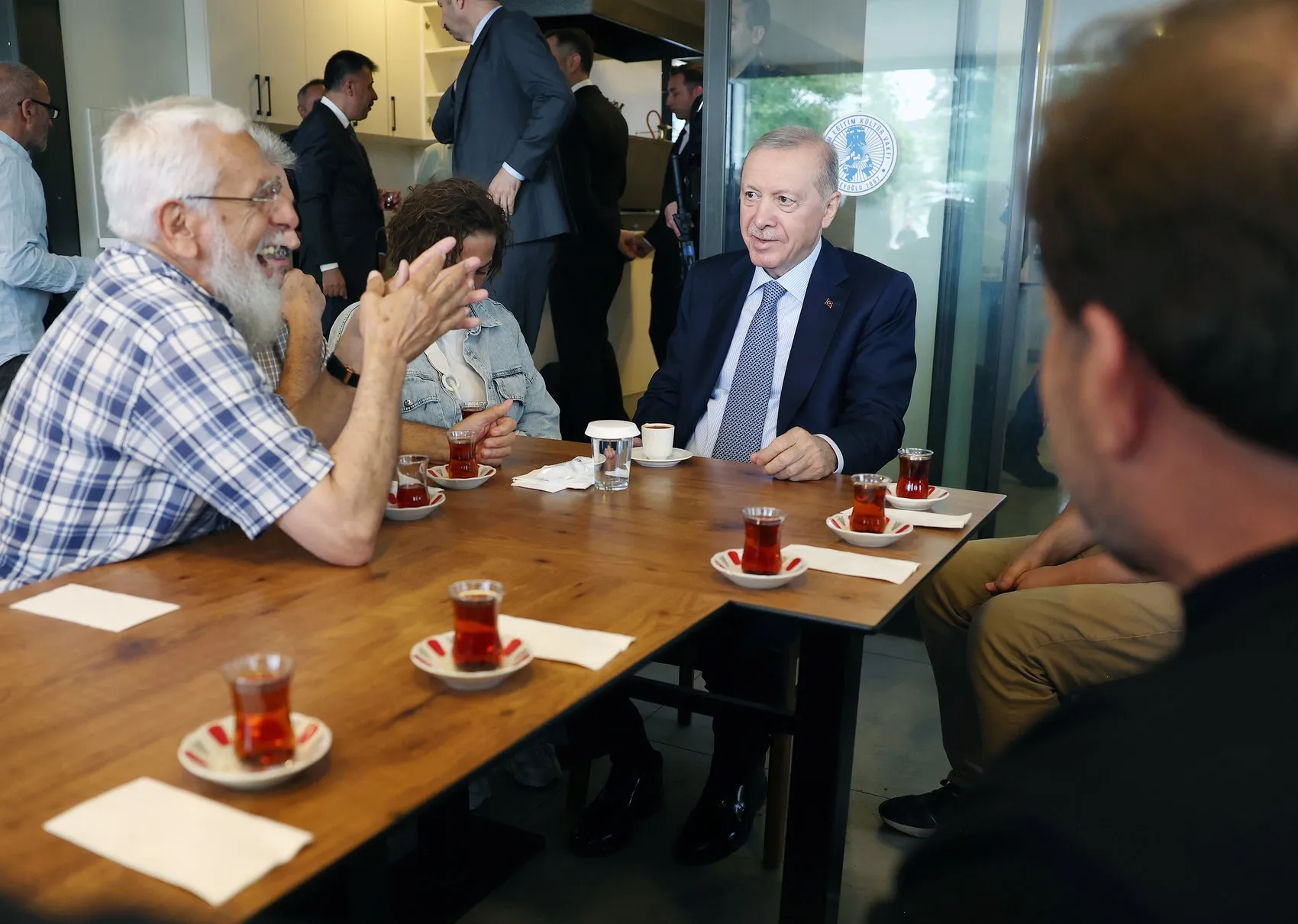 Erdoğan Beyoğlu ziyaretinde vatandaşlarla bir araya geldi