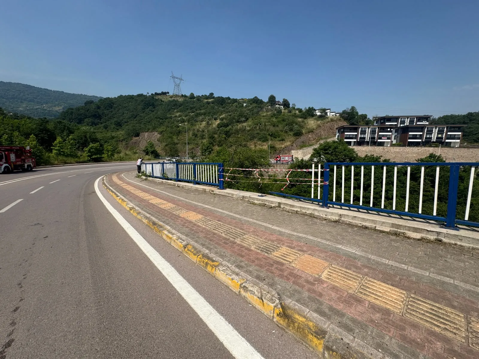 Başiskele’de 80 metrelik uçurumdan düşen sürücü kurtarıldı