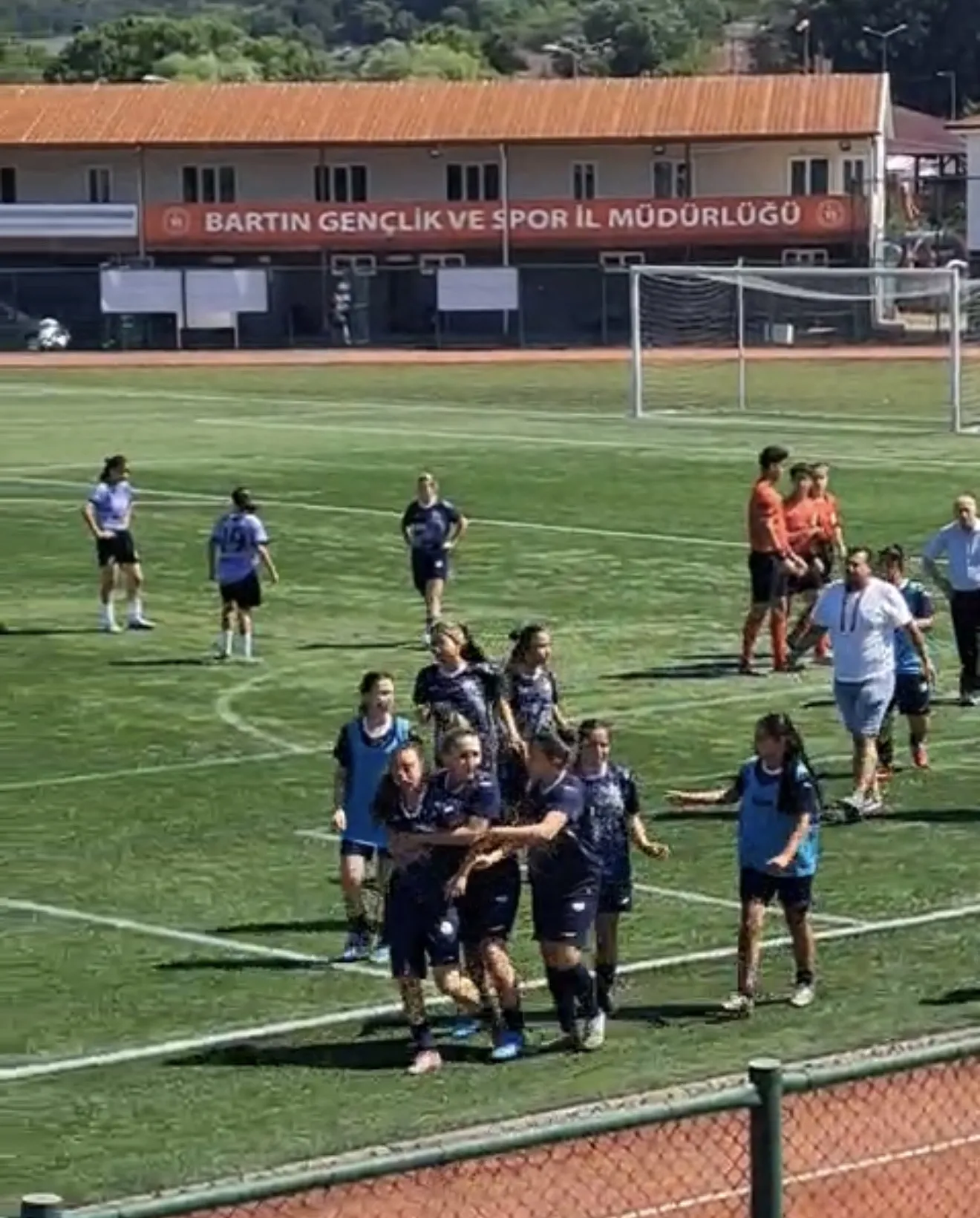Bartın'da kadınlar futbol maçında saha karıştı