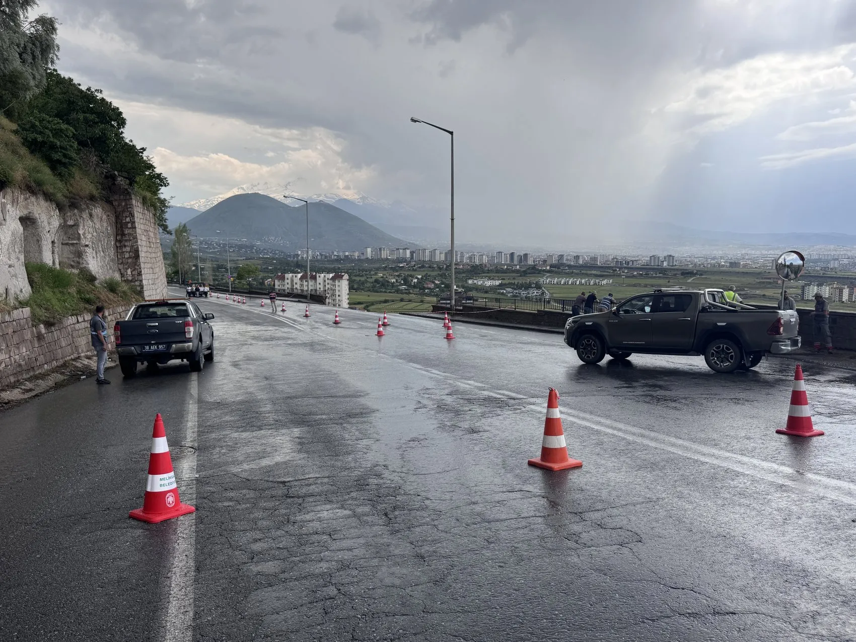 Kayseri'de sağanak duvarı yıktı geçti