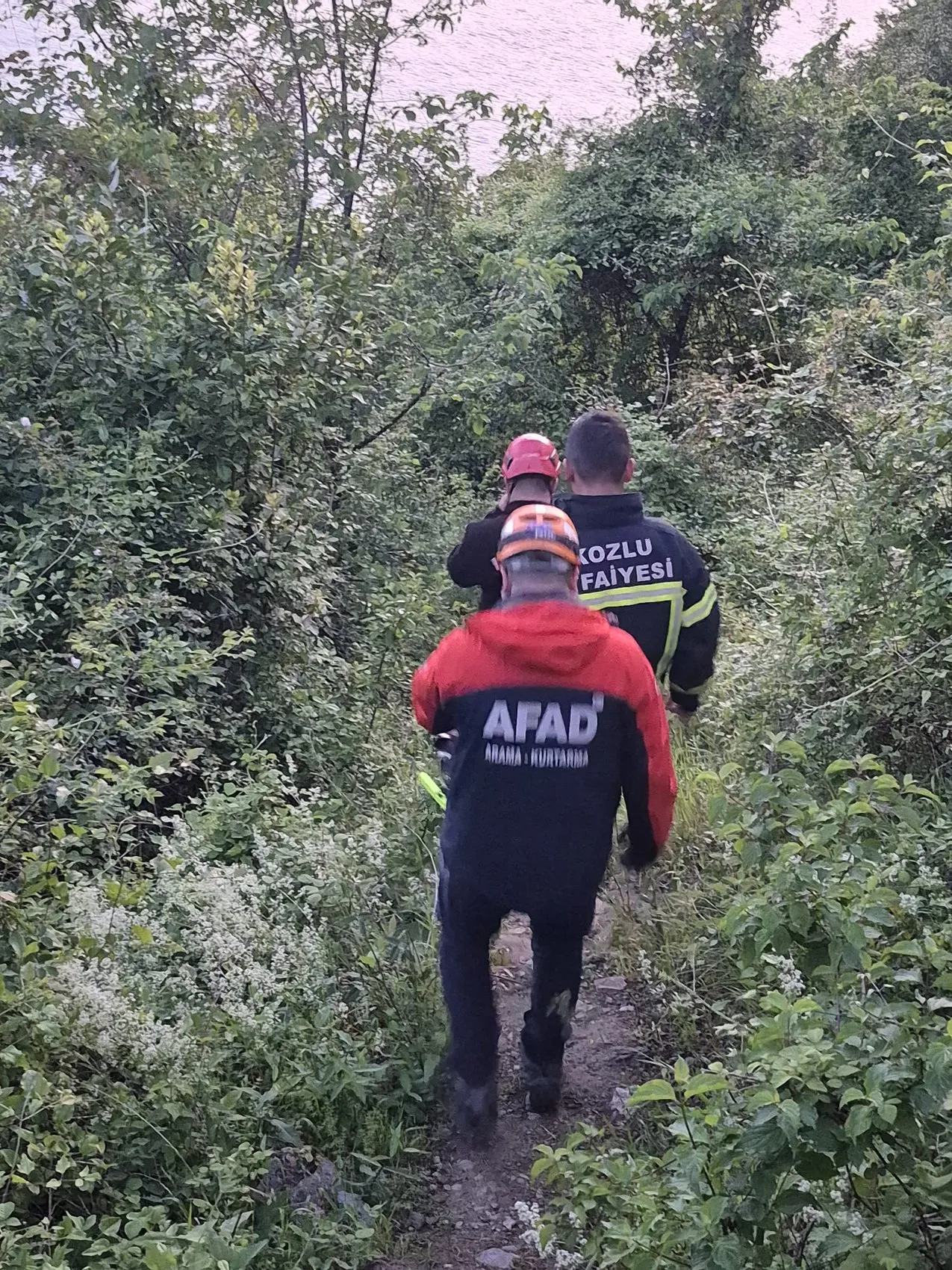 Zonguldak'ta balık tutarken kayalıklara düşen adam kurtarıldı