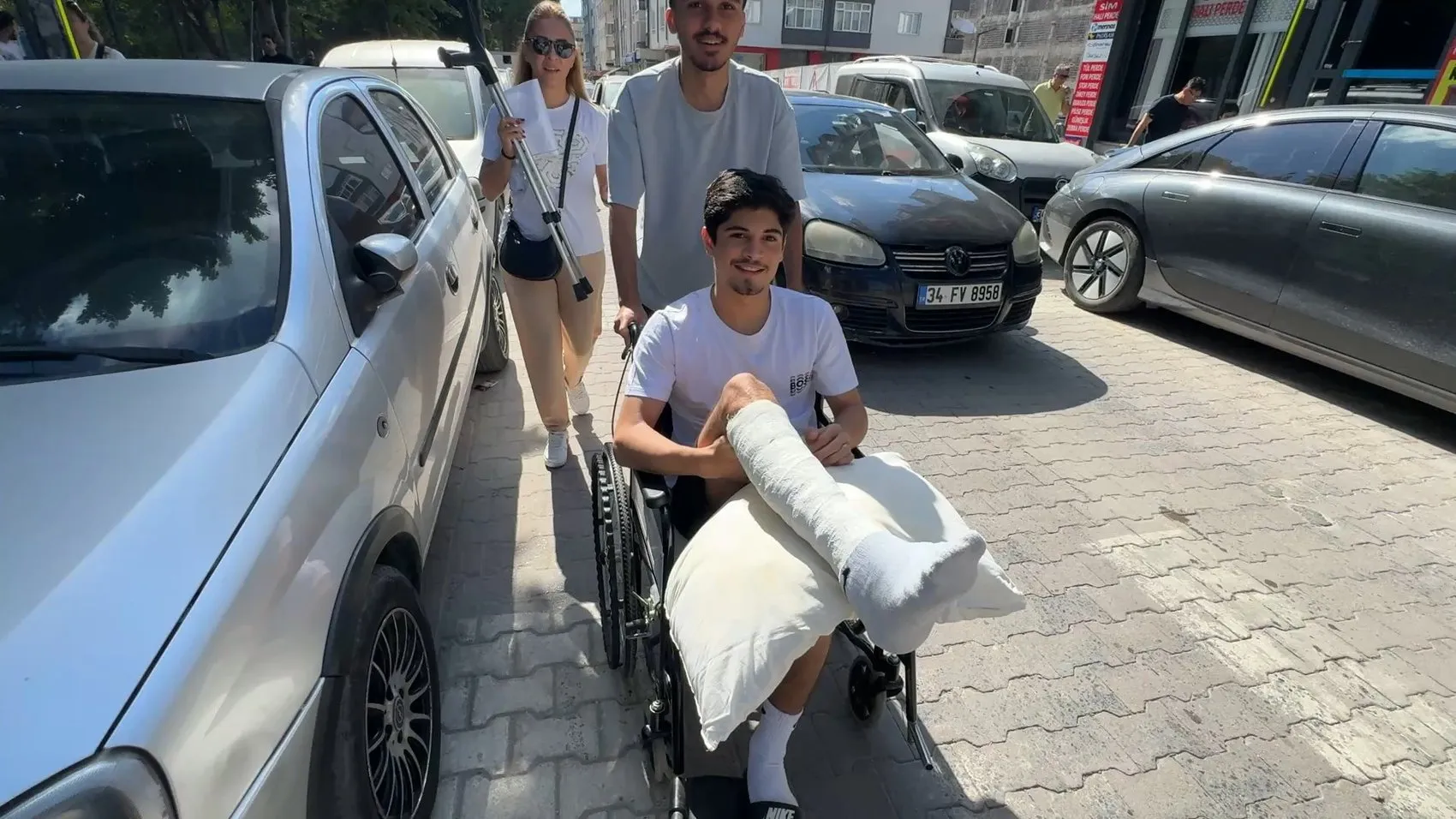 Avcılar'da sınav günü okul karıştıran öğrenci çitleri aşmaya çalıştı
