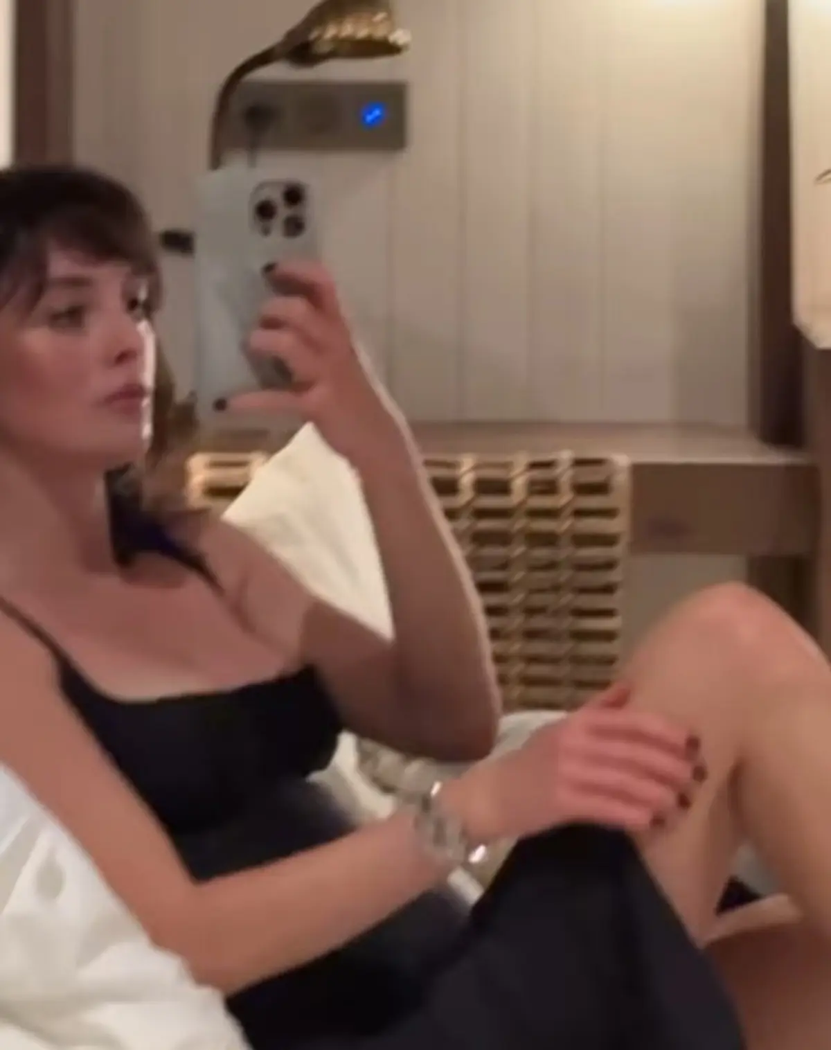 Melis Sezen eteğini sıyırıp yatağa uzandı! Gecenin büyüsü pozları gündemde 3