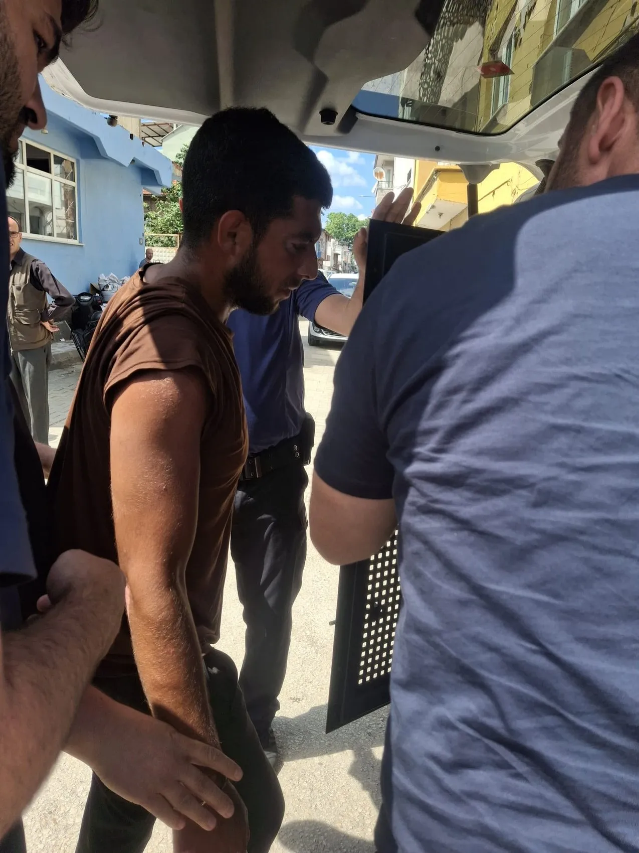 İznik’te marketten televizyon çaldı, halkın elinden kaçamadı