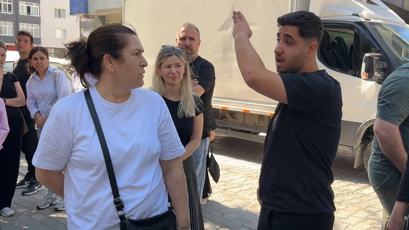 Avcılar'da sınav günü okul karıştıran öğrenci çitleri aşmaya çalıştı