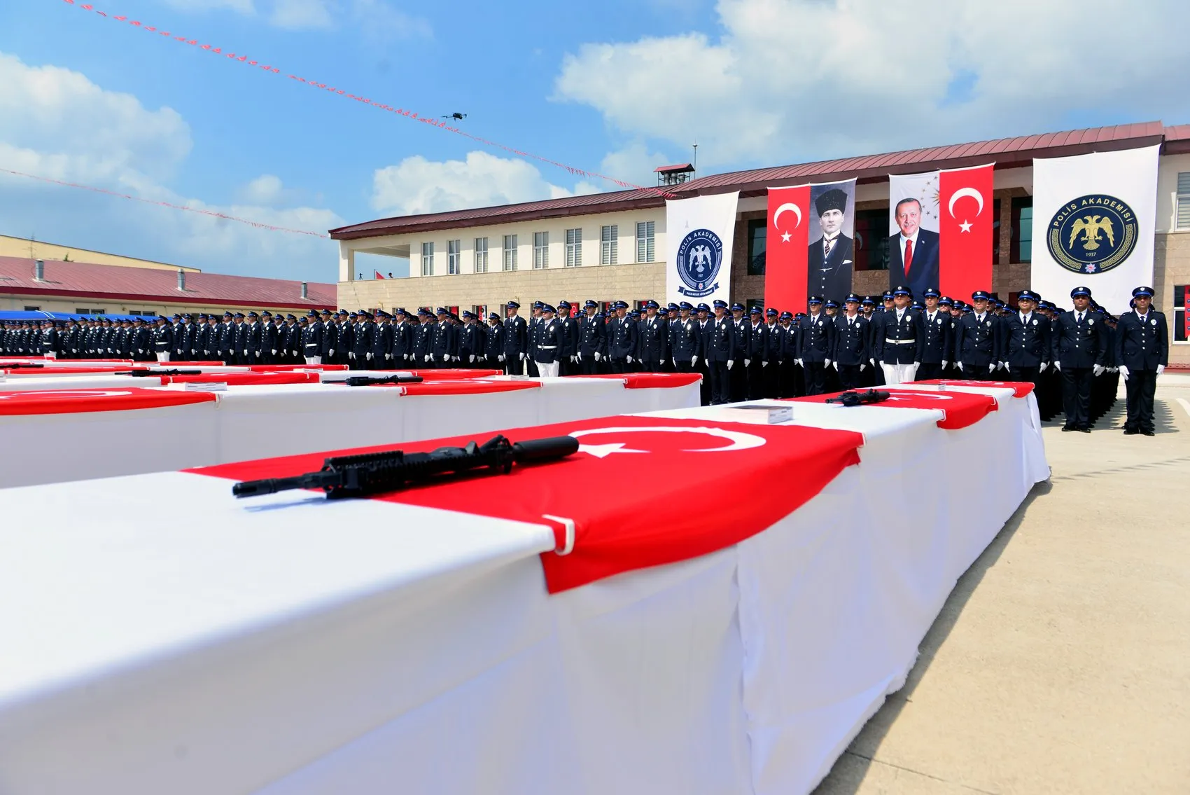 Adana'da polis mezuniyetinde sürpriz evlilik teklifi