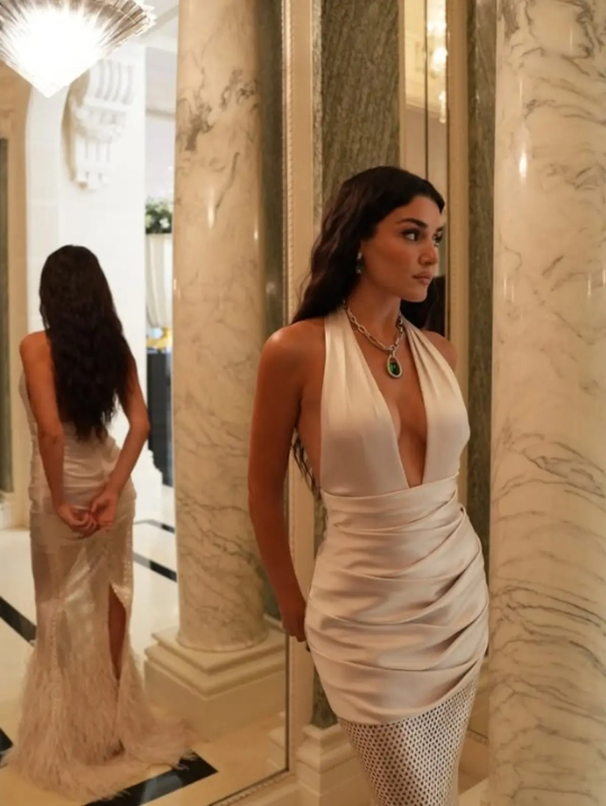 Hande Erçel son pozlarıyla yaktı geçti! Derin göğüs dekoltesi olay oldu 5