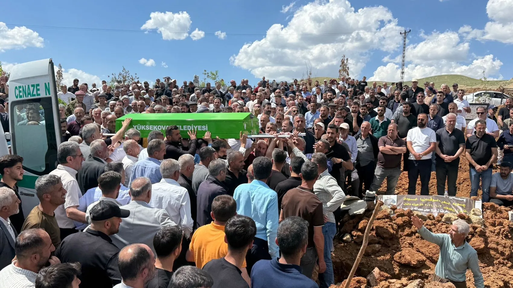 Yüksekova'da minibüs ve kamyon çarpıştı 3 kişi hayatını kaybetti