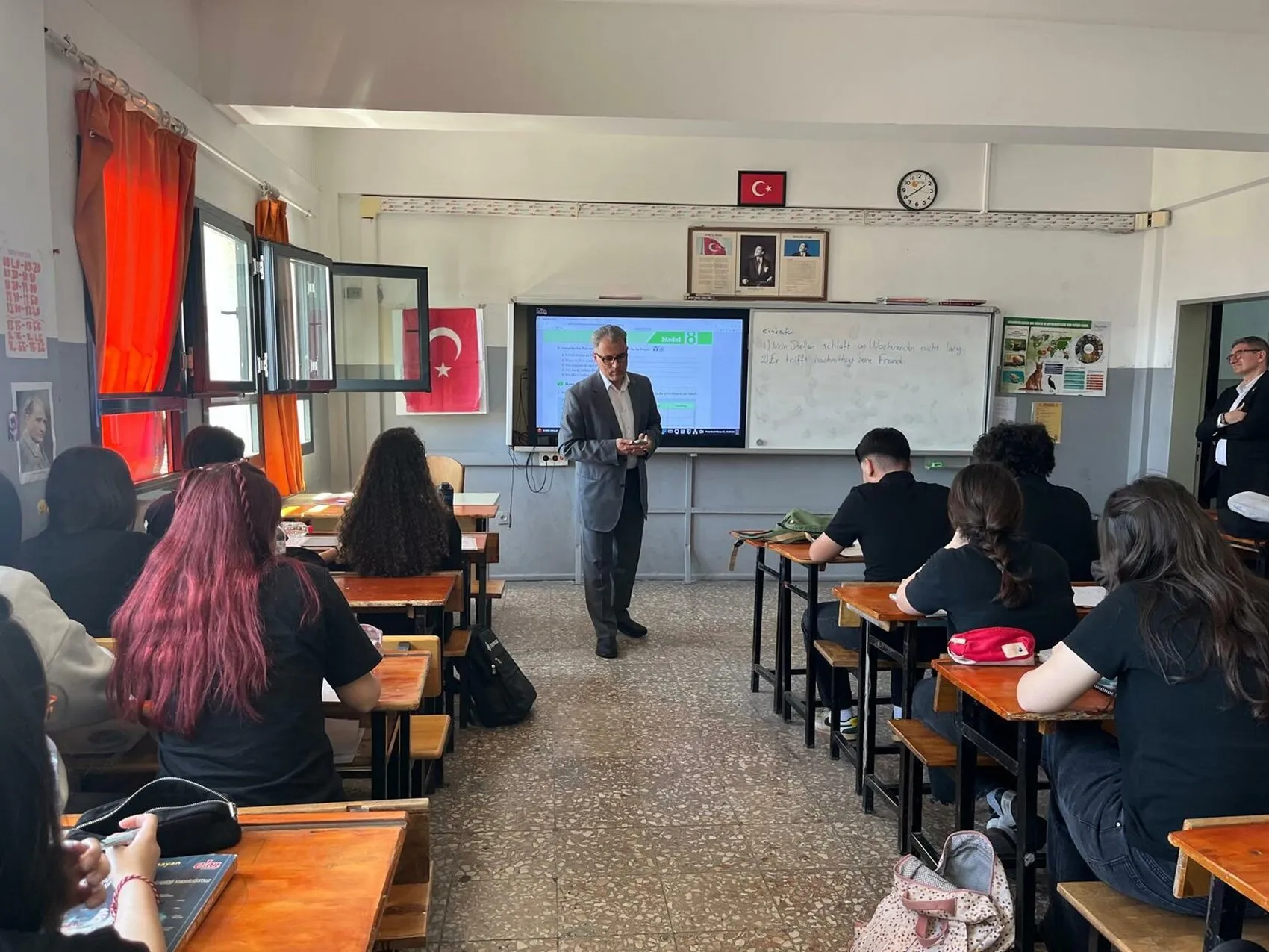 Görme engelli öğretmen sazıyla öğrencilerin gönlüne dokunuyor