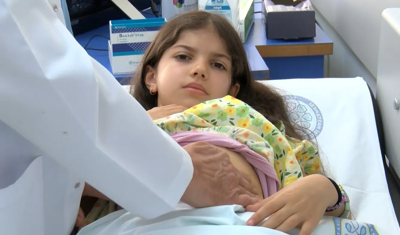 Mantar zehirlenmesinden dönen Nisanur dördüncü yaş gününü kutladı
