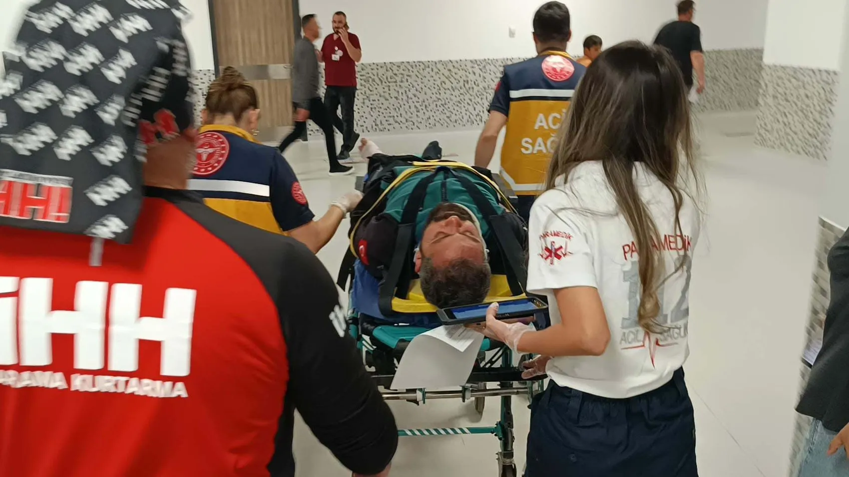 Demirkazık Dağı’nda mahsur kalan dağcıyı helikopter kurtardı