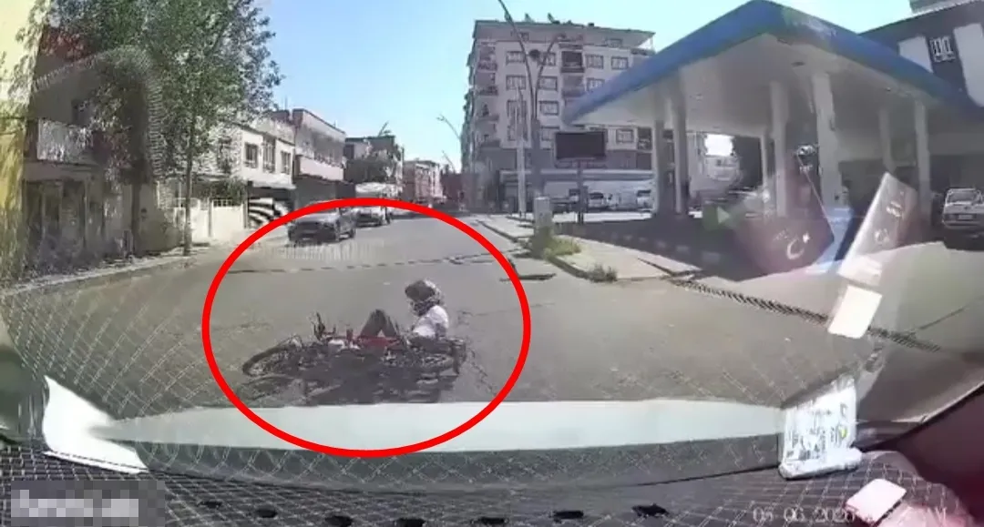Batman'da akaryakıt istasyonu yolunda motosikletli kaza yaptı