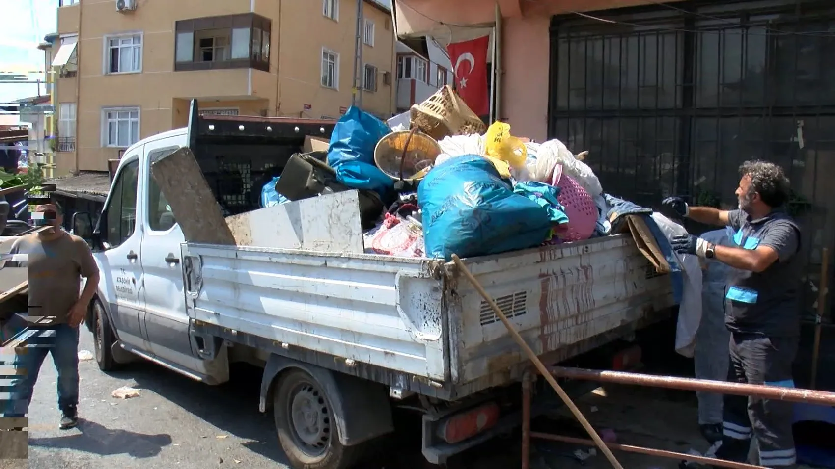 Ataşehir'de bir daireden beş kamyon atık çıktı