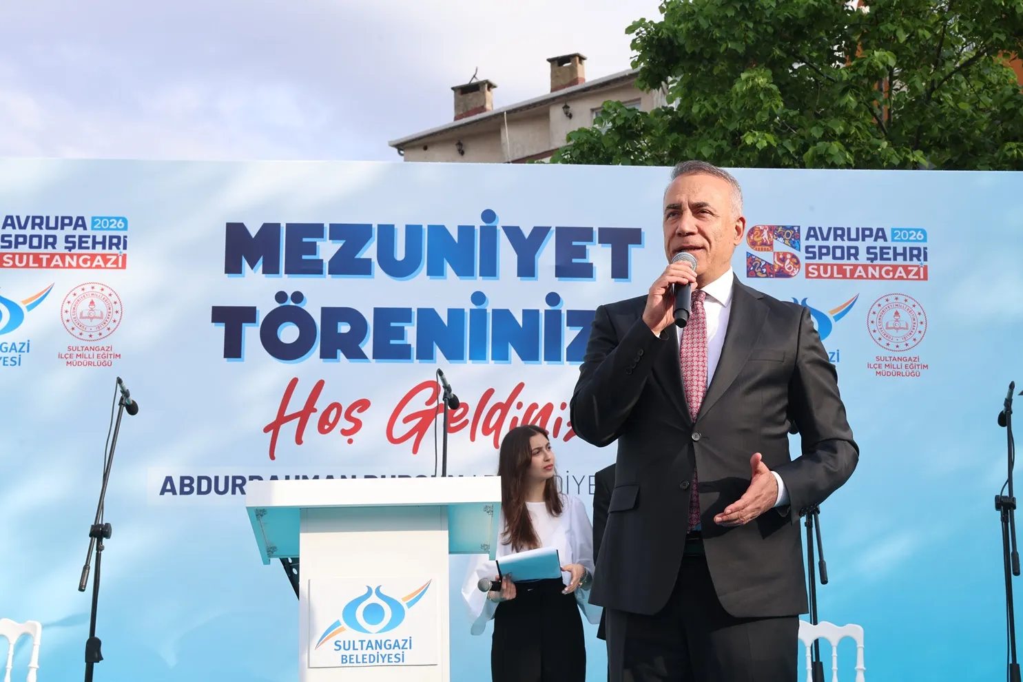 Sultangazi’de lise mezunları için kep atma töreni düzenlendi
