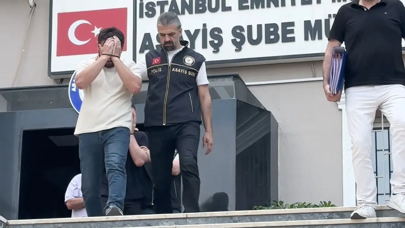 Lüks araçlara sahte kimlik çıkaran çeteye polis baskını