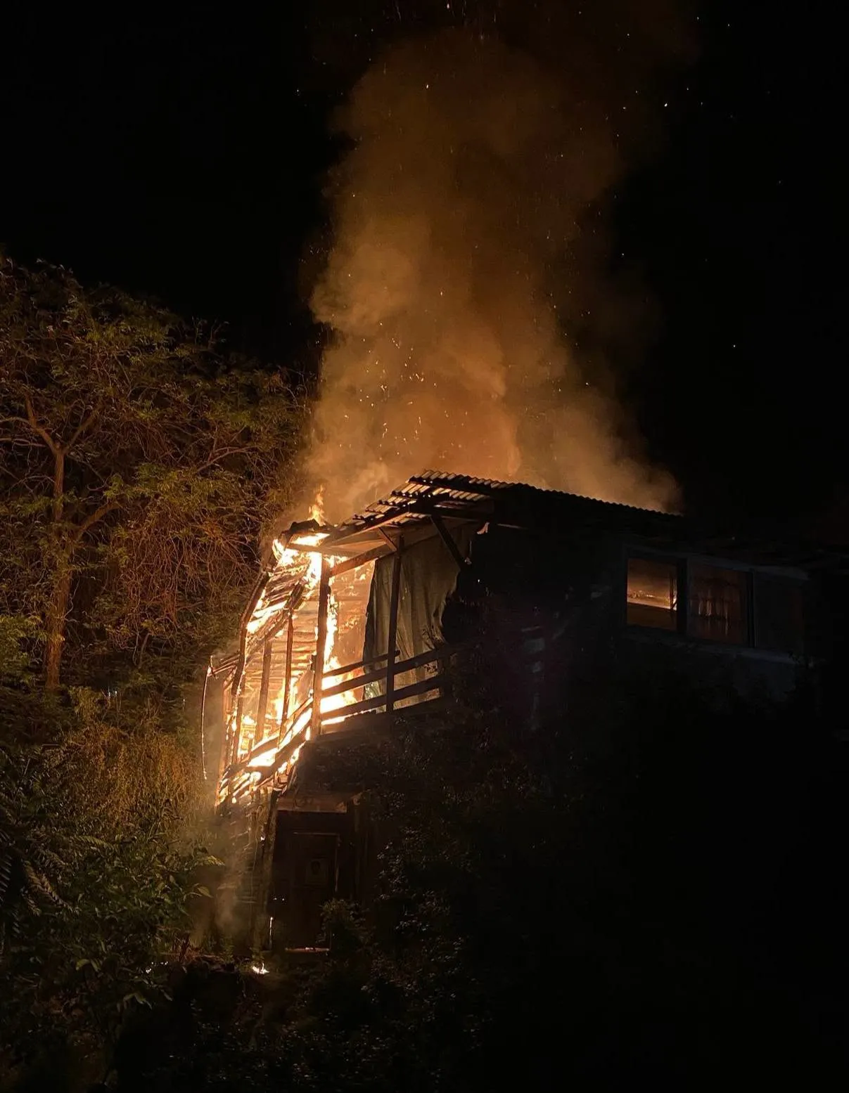 Amasya'da gece yarısı çıkan yangın evi küle çevirdi