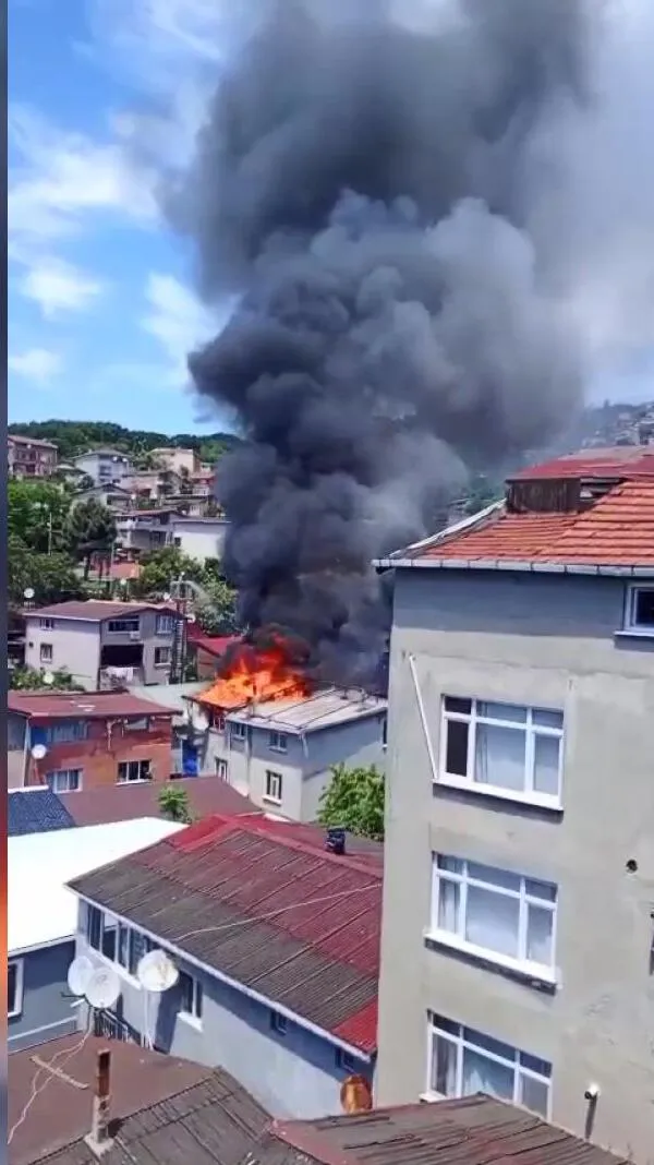 Sarıyer'de çatı katında kaynak yaparken evi yaktılar