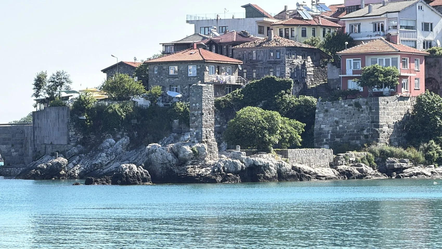 Amasra’nın tarihi Direkli Kaya’sına sprey boyalı saldırı