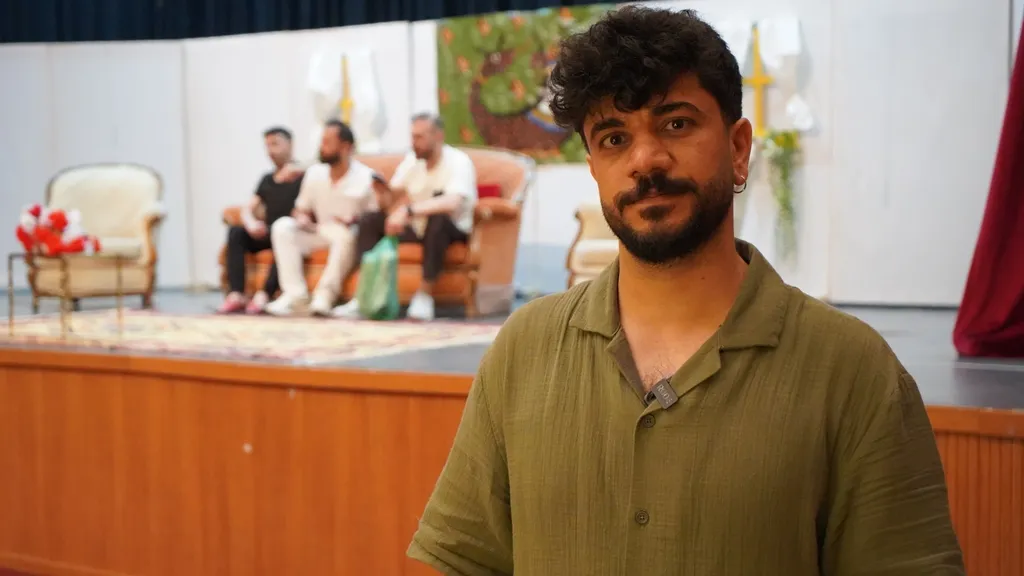 Siirt'te tiyatro salonuna girişin tek şartı bir kitap oldu
