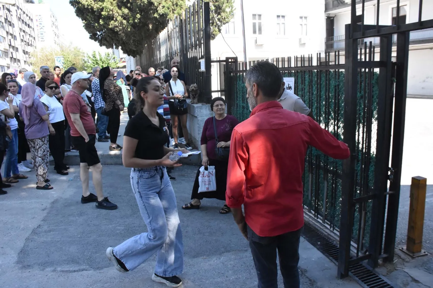 İzmir'de AYT maratonu başladı; veliler okul kapılarında bekliyor