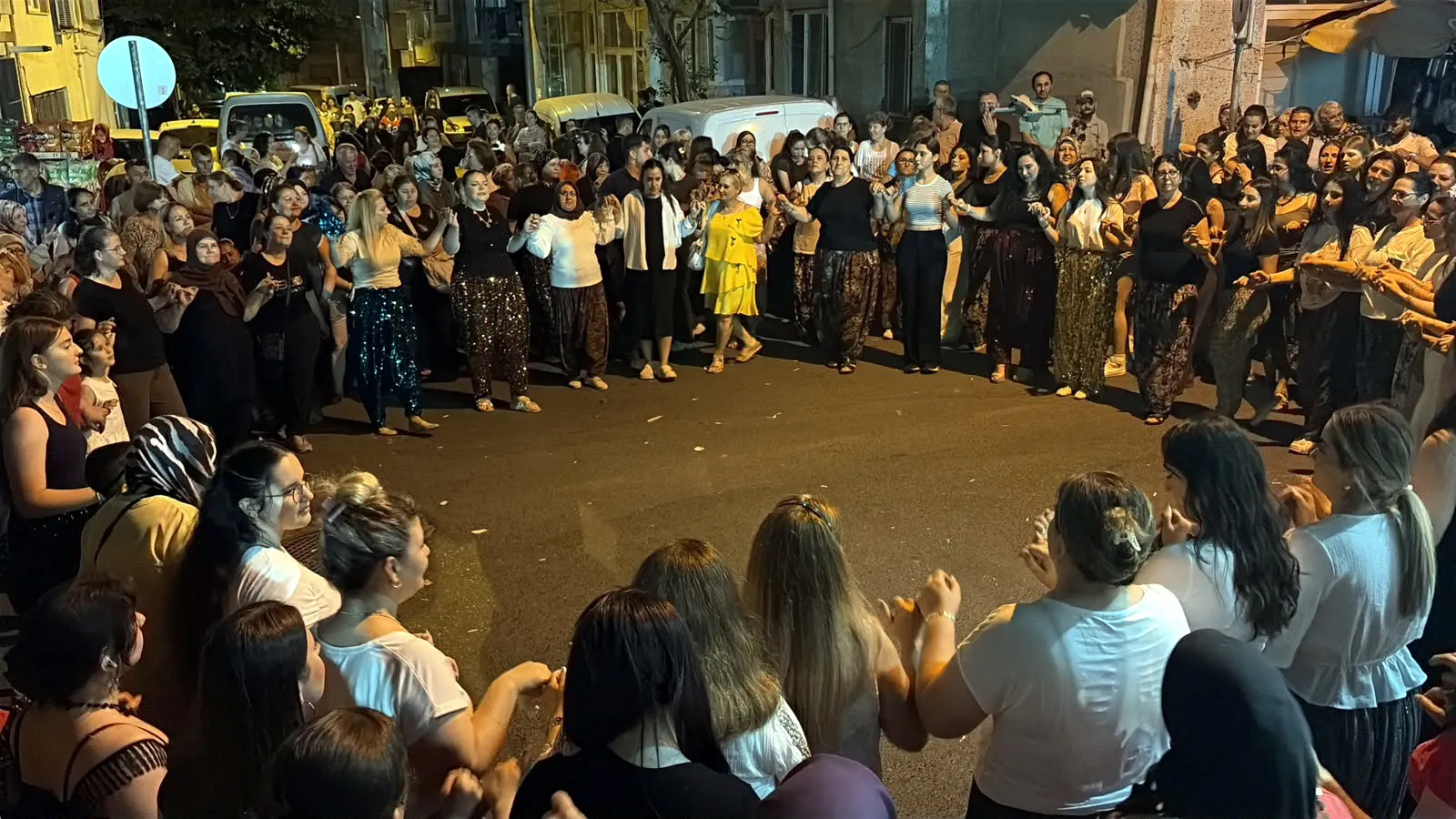 Çorlu sokaklarını dolduran şalvarlı kadınlar doyasıya eğlendi