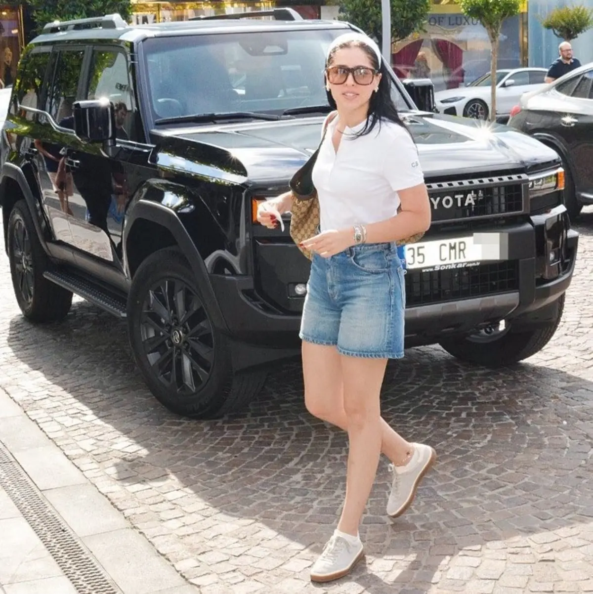 Cemre Baysel 12 milyon TL lik yeni aracıyla gündemde! Özel plaka dikkat çekti 2