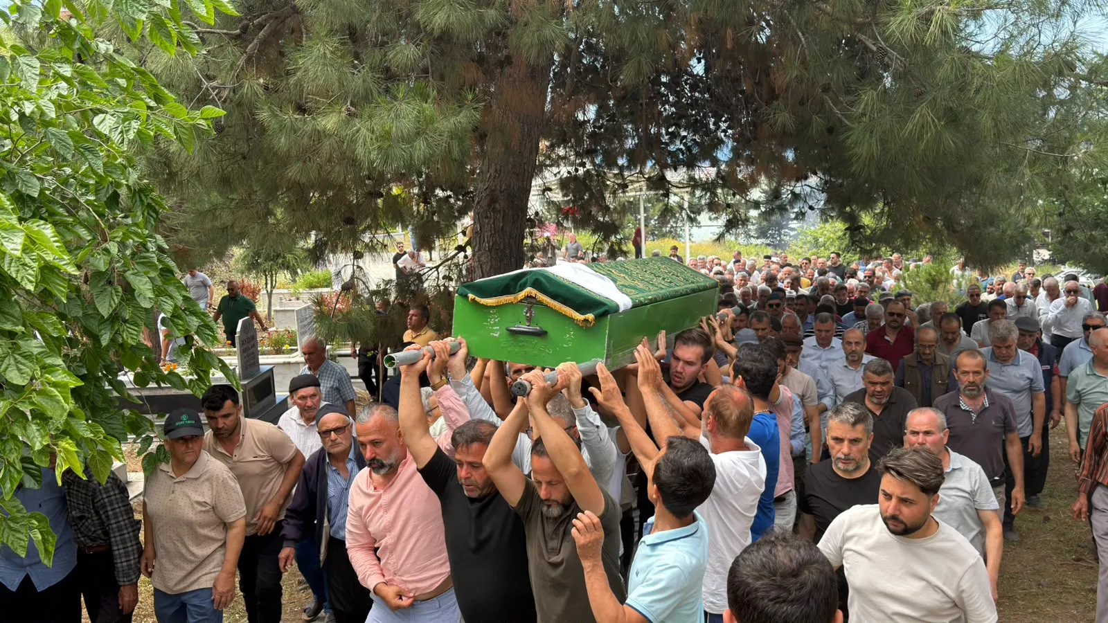 Denizli'deki otobüs kazasında hayatını kaybeden Hayriye Arıkan toprağa verildi