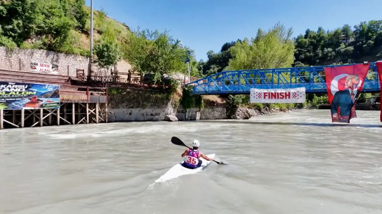 Munzur Çayı sporcuların kıyasıya mücadelesine sahne oluyor