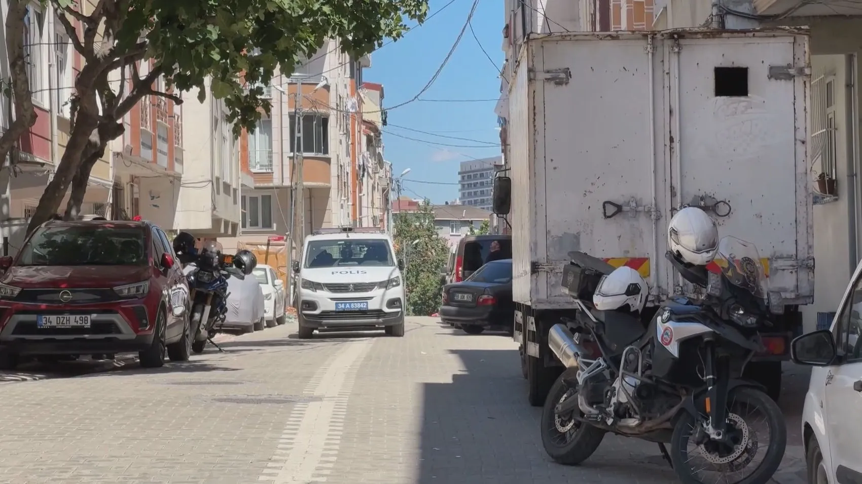 Esenyurt’ta kontrolsüz yıkım binayı yıktı
