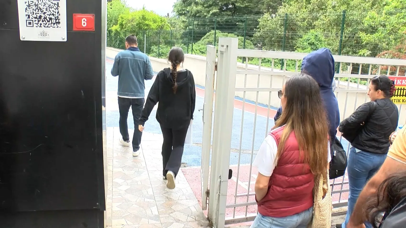 LGS heyecanında yanlış okul paniği Veliler yardıma koştu