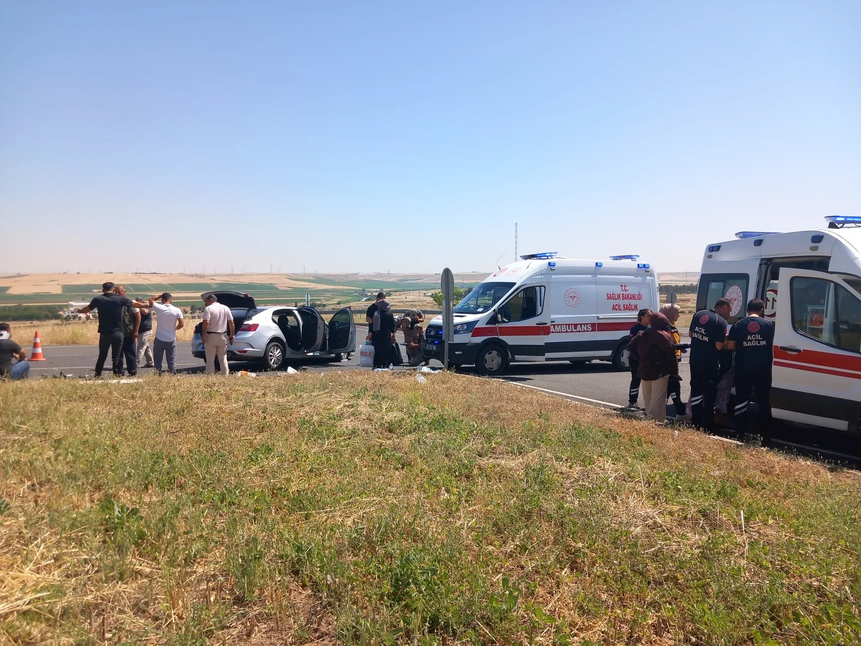 Diyarbakır'da iki araç kavşakta çarpıştı