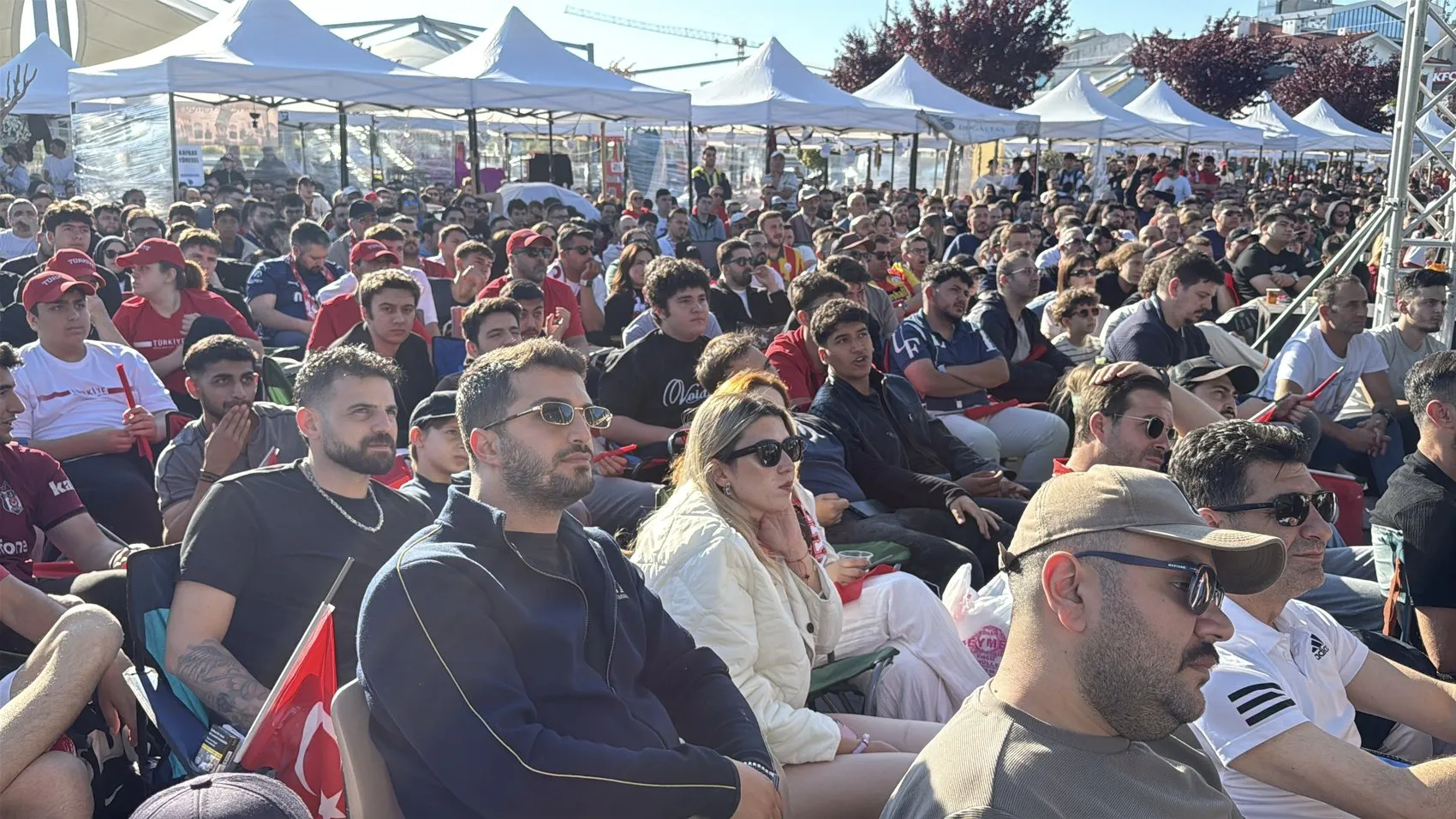 Yalovalılar milli maç için meydanlara akın etti