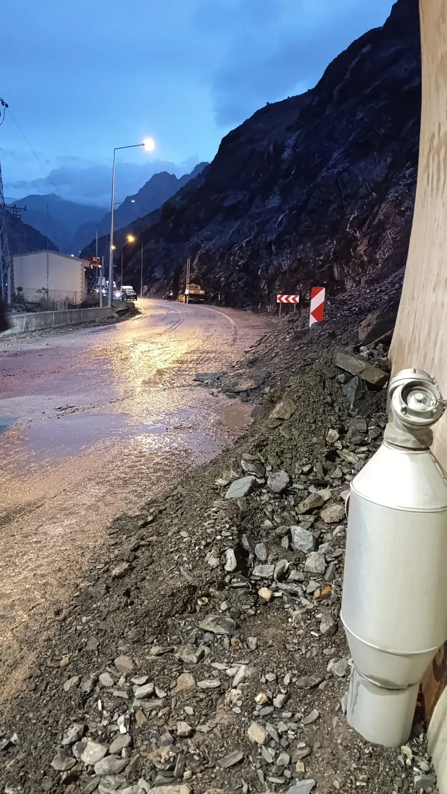 Artvin ve Erzurum arasındaki ulaşımı heyelan kesti