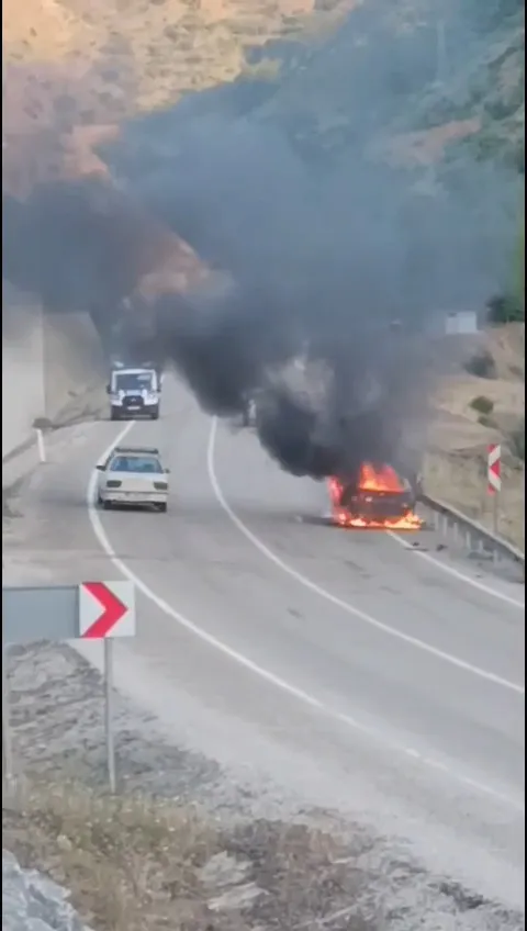 Kozan yolunda hareket halindeki araç bir anda küle döndü