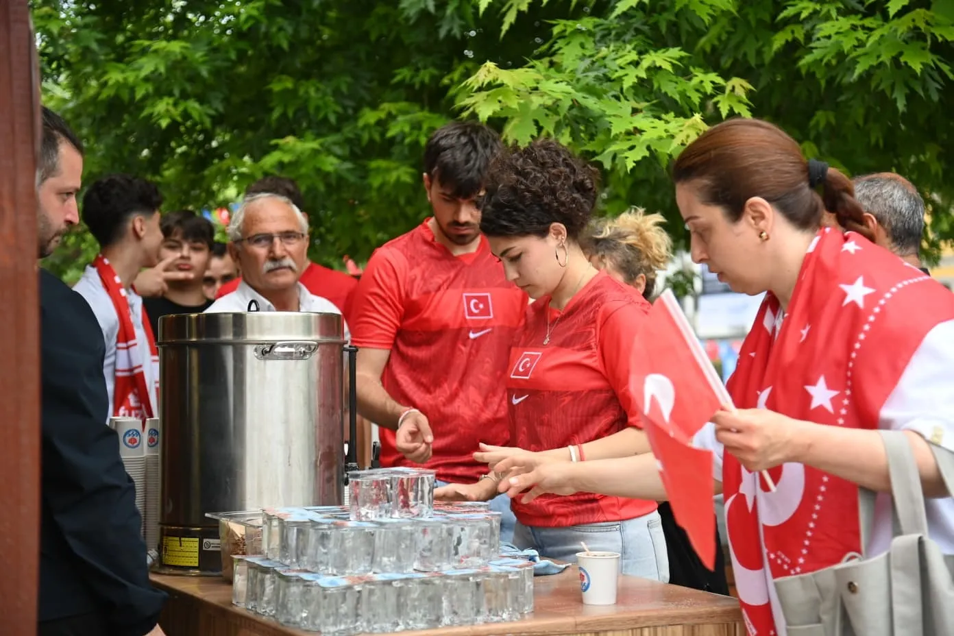 Trabzon Meydanı milli maç için dev ekrana kilitlendi
