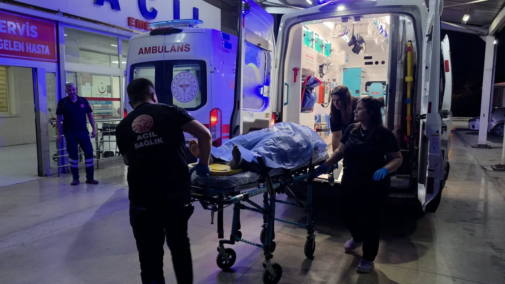 Kozan'da 100 metrelik uçuruma yuvarlanan sürücüyü ekipler kurtardı